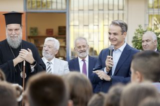 Στο 8ο Δημοτικό Νέας Φιλαδέλφειας έκανε χθες το επικοινωνιακό σόου του ο πρωθυπουργός